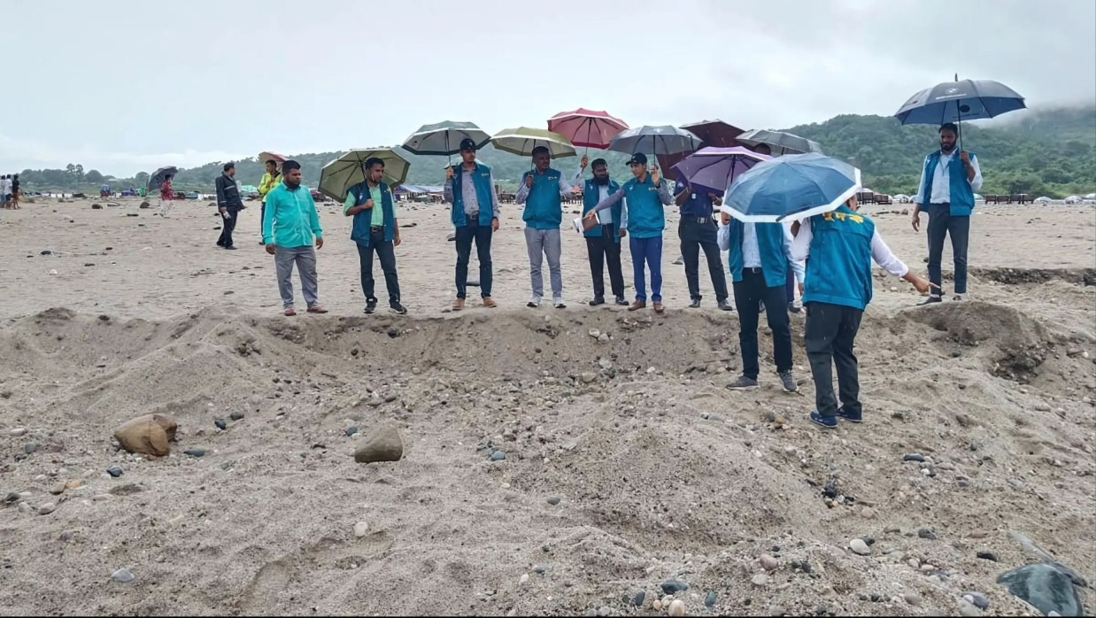 অভিযানে দুদক টিম