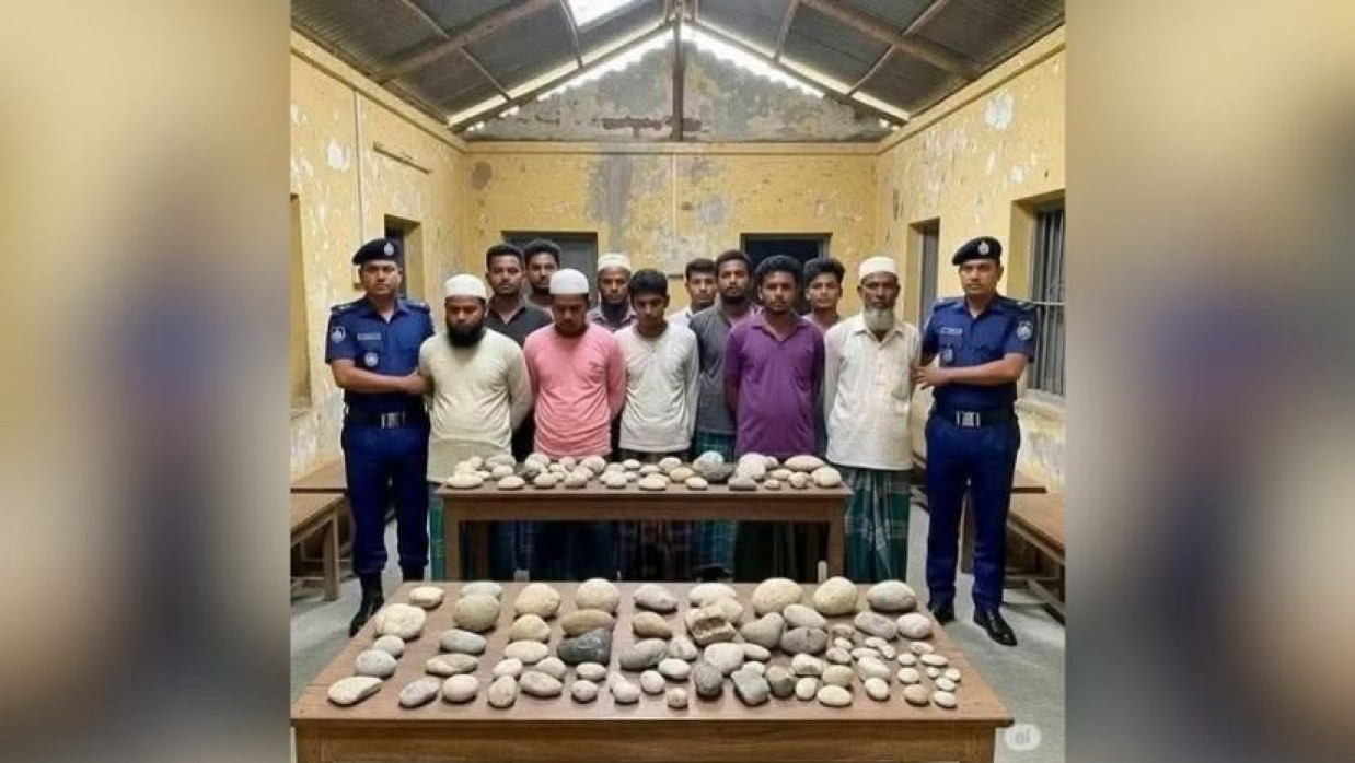 পাথরসহ  গ্রেপ্তার হওয়া ভাইরাল ছবি