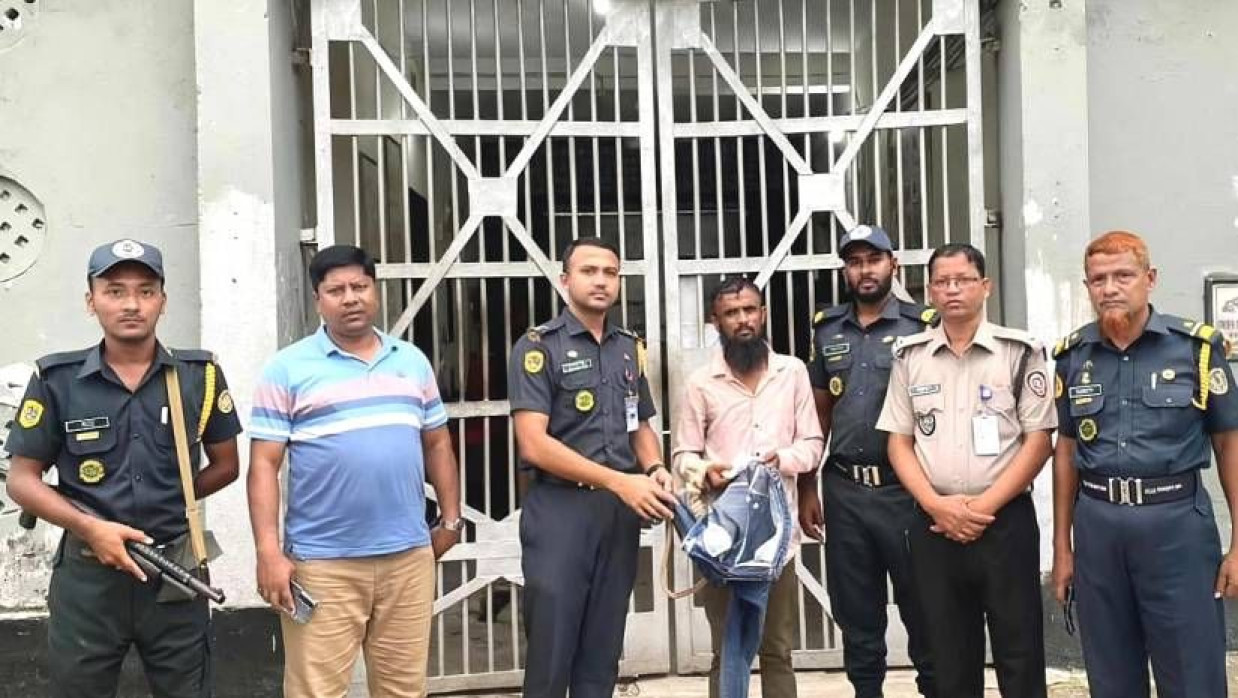 পটুয়াখালী জেলা কারাগারের ফটকে গাঁজাসহ জিয়াউর রহমান