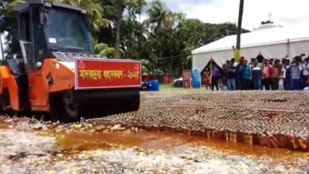 কক্সবাজার রিজিয়ন কার্যালয় মাঠে  ধ্বংস করা হচ্ছে মাদক