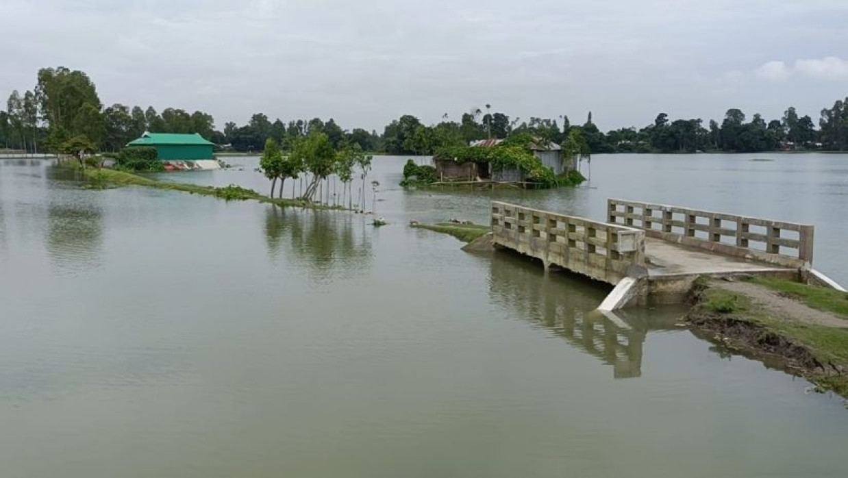 উজান থেকে নেমে আসা ঢলে তলিয়ে গেছে গ্রামাঞ্চলের কাঁচা সড়ক