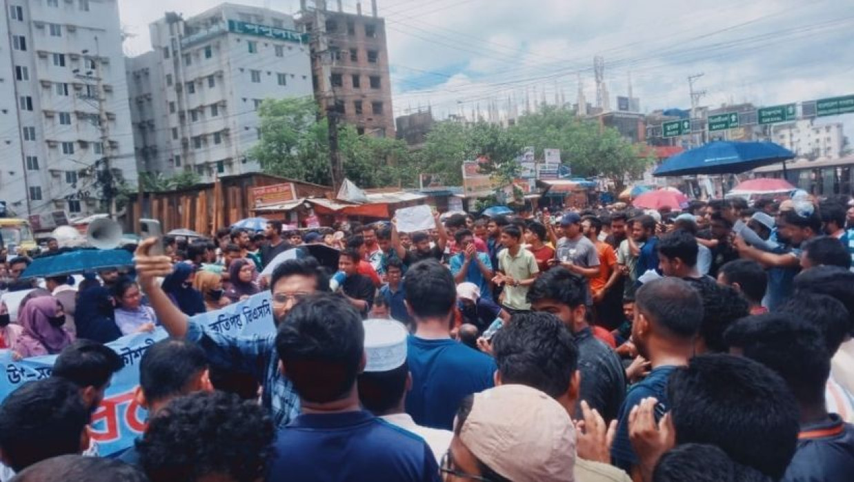 ডিএমটিসিএল নিয়োগ পরীক্ষা স্থগিতের প্রতিবাদে পলিটেকনিক শিক্ষার্থীদের সড়ক অবরোধ