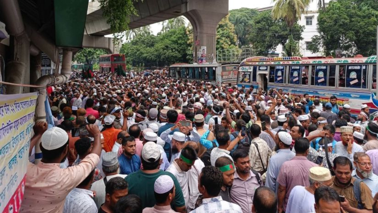 জাতীয়করণের দাবিতে আন্দোলনরত শিক্ষকরা