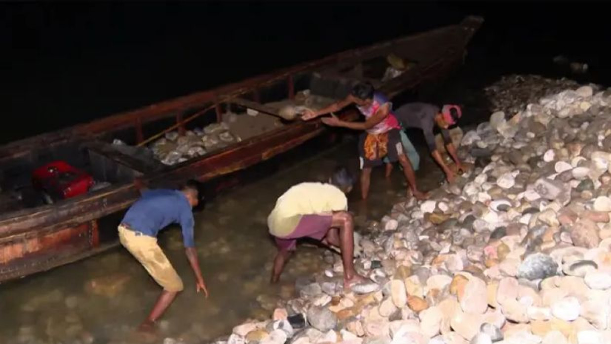 উদ্ধার করা পাথর সাদাপাথরে বিছিয়ে দেওয়া হচ্ছে