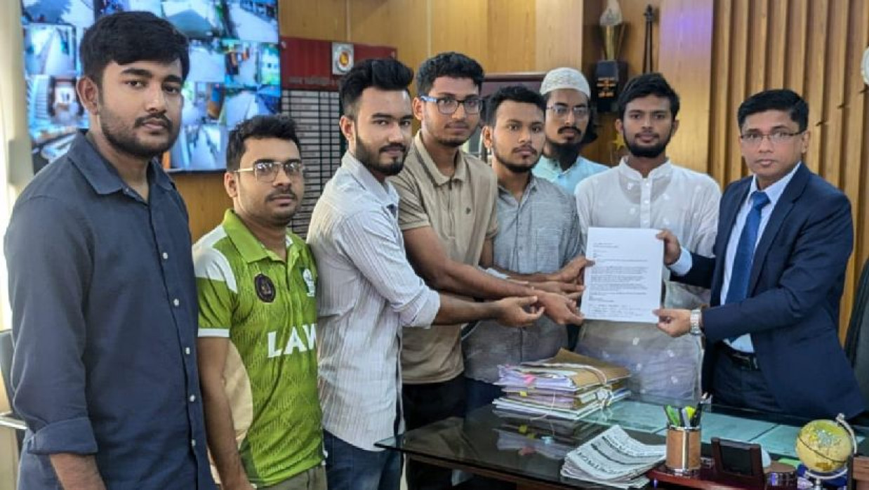 জেলা প্রশাসক বরাবর স্মারকলিপি দিয়েছে বিশ্ববিদ্যালয়ের শিক্ষার্থীরা