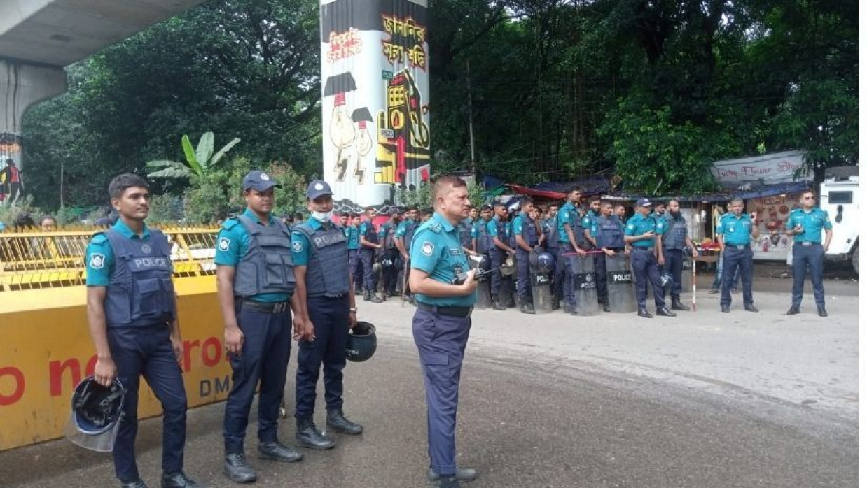 শাহাবাগে পুলিশের অবস্থান