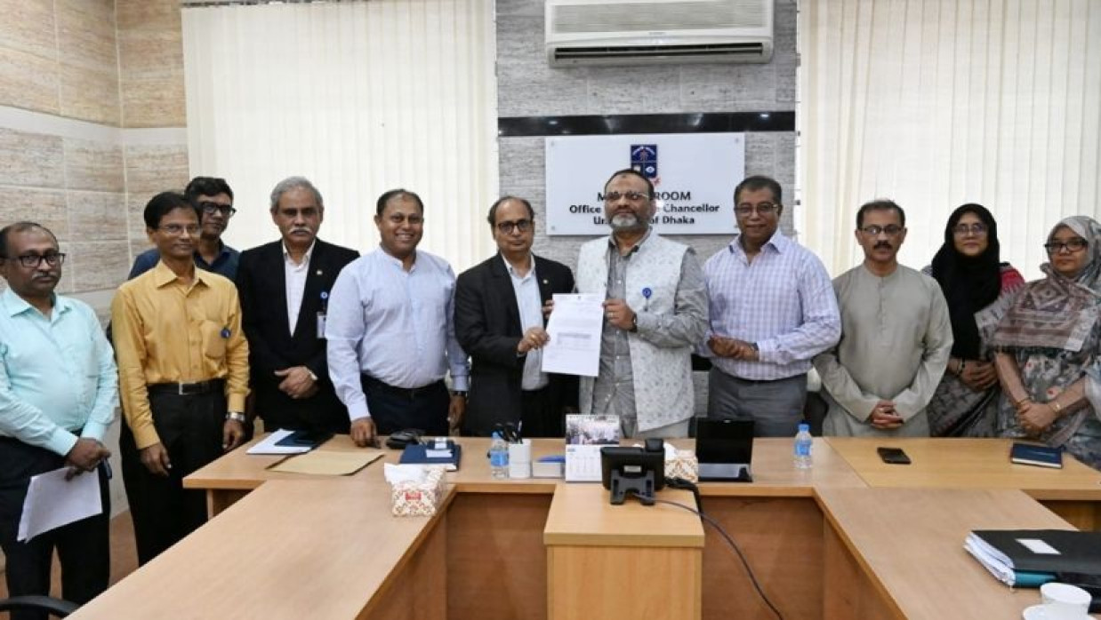 ভর্তি পরীক্ষা পরিচালনার ফি আনুষ্ঠানিকভাবে প্রস্তাবিত ঢাকা সেন্ট্রাল ইউনিভার্সিটি কর্র্তৃপক্ষের কাছে হস্তান্তর অনুষ্ঠান 