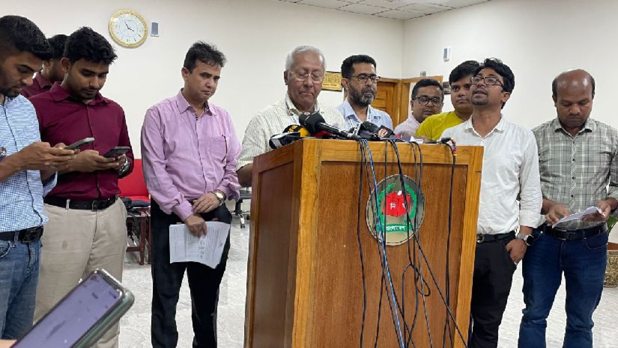 আগারগাঁওয়ে নির্বাচন ভবনে ইসি সচিবালয়ের জ্যেষ্ঠ সচিব আখতার আহমেদ বক্তব্য রাখেন