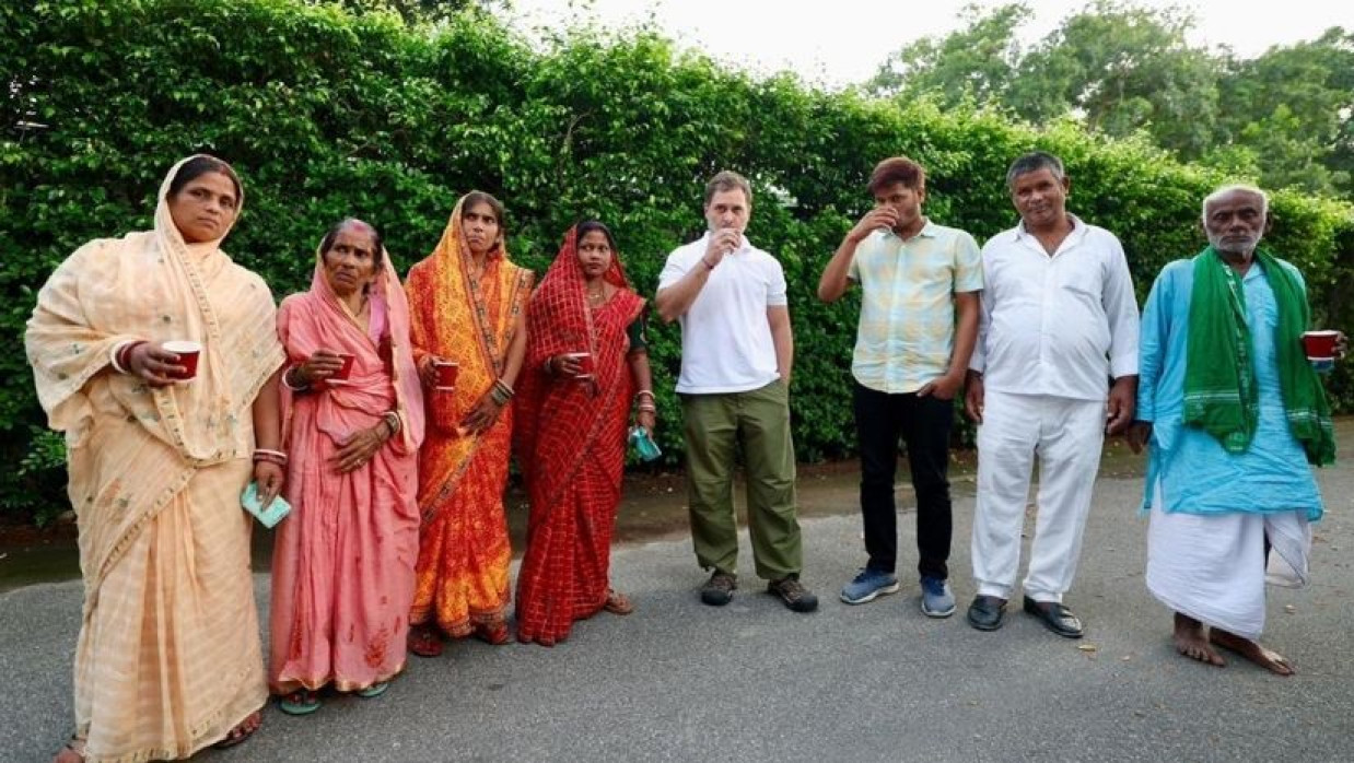  কথিত ‘মৃত ভোটারদের’ সঙ্গে চা খাচ্ছেন রাহুল গান্ধী,