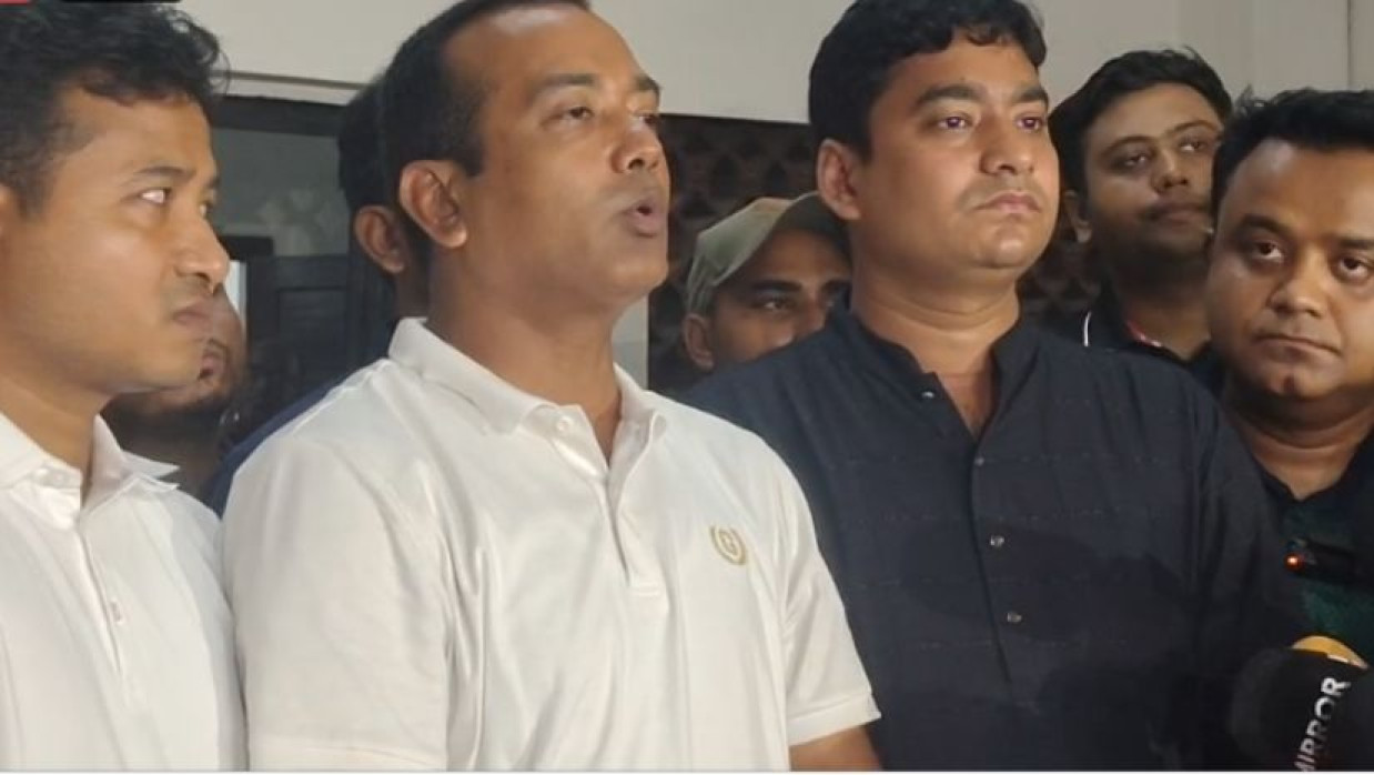 কথা বলছেন ছাত্রদল সভাপতি রাকিব