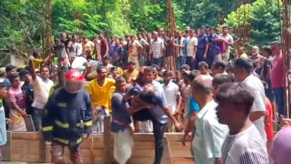 ঘটনাস্থলে নিহত দুজনের মরদেহ উদ্ধার করছেন ফায়ার সার্ভিসের সদস্যরা