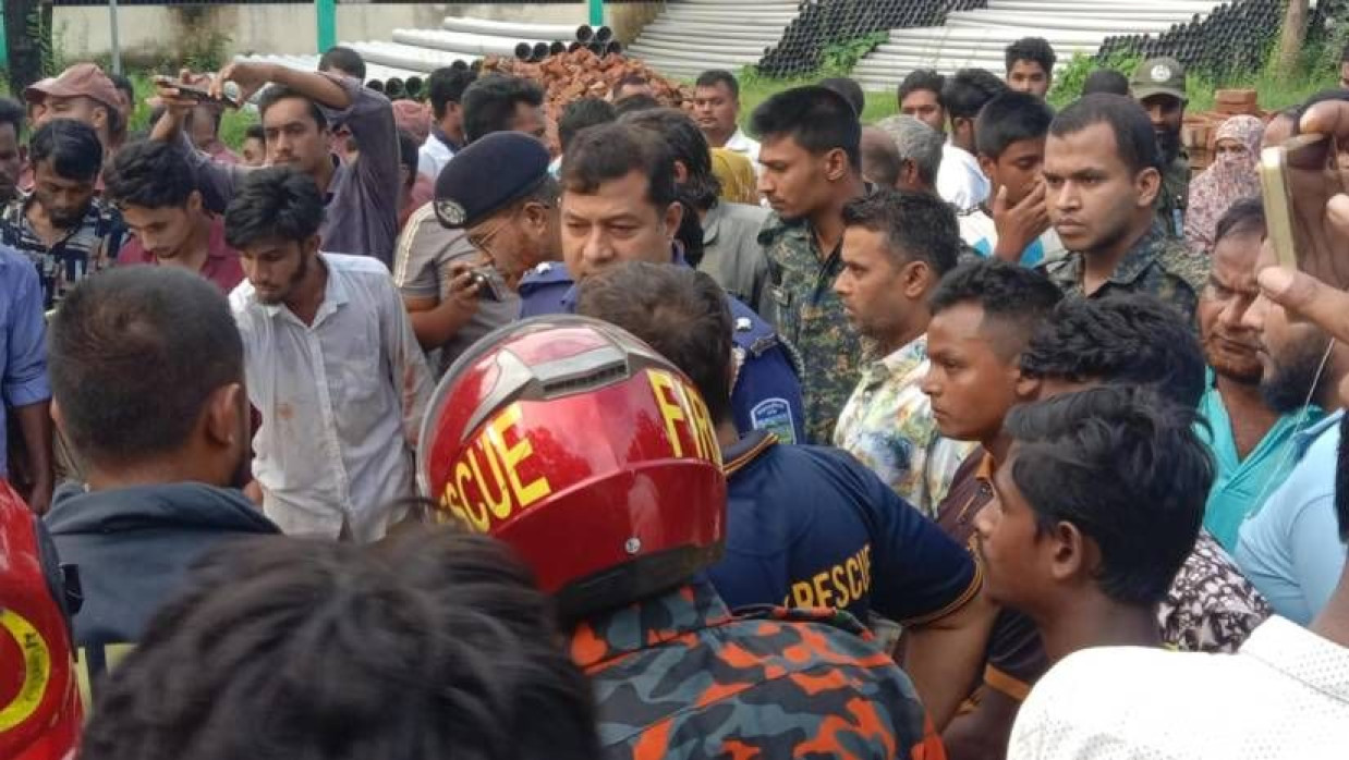 ঘটনাস্থলে ফায়ার সার্ভিস ও পুলিশ সদস্যরা