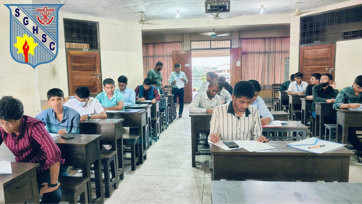 একাদশ শ্রেণির ভর্তি পরীক্ষায় শিক্ষার্থীরা