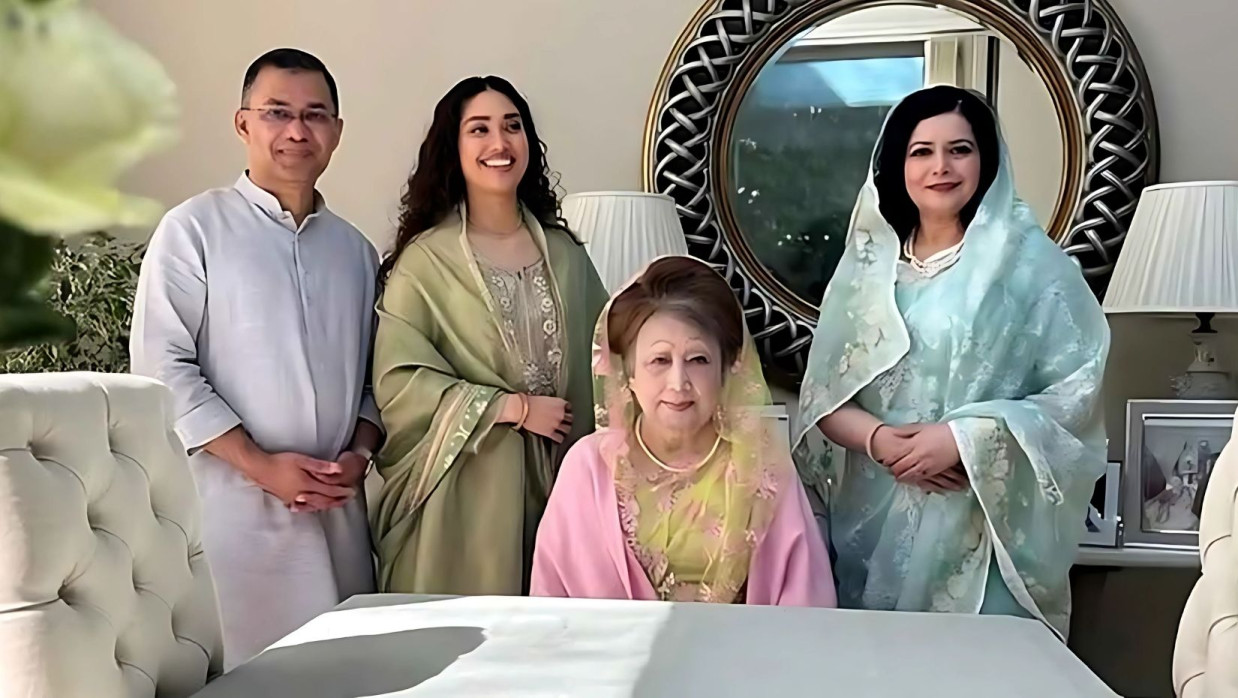 লন্ডনে পরিবারের সদস্যদের সাথে বেগম খালেদা জিয়া