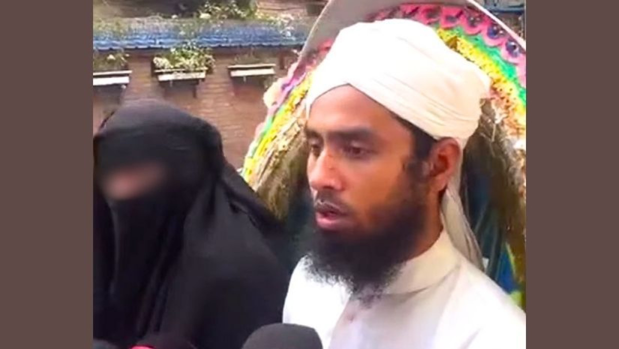 ধানমন্ডি-৩২ এ শ্রদ্ধা জানাতে ও দোয়া করতে আসা যুবক বাধার সম্মুখীন হন