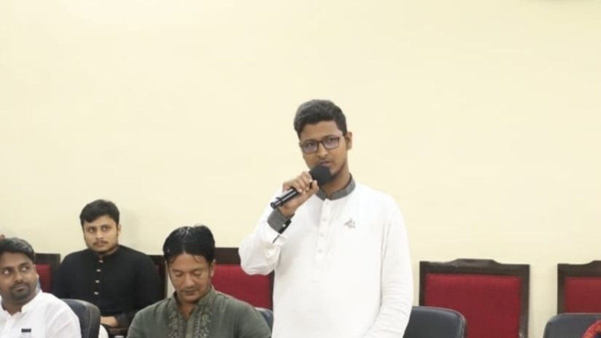 জবি প্রেসক্লাবের দায়িত্ব হস্তান্তর অনুষ্ঠানে বক্তব্য দিচ্ছে শাখা ছাত্রশিবির সভাপতি রিয়াজুল ইসলাম।