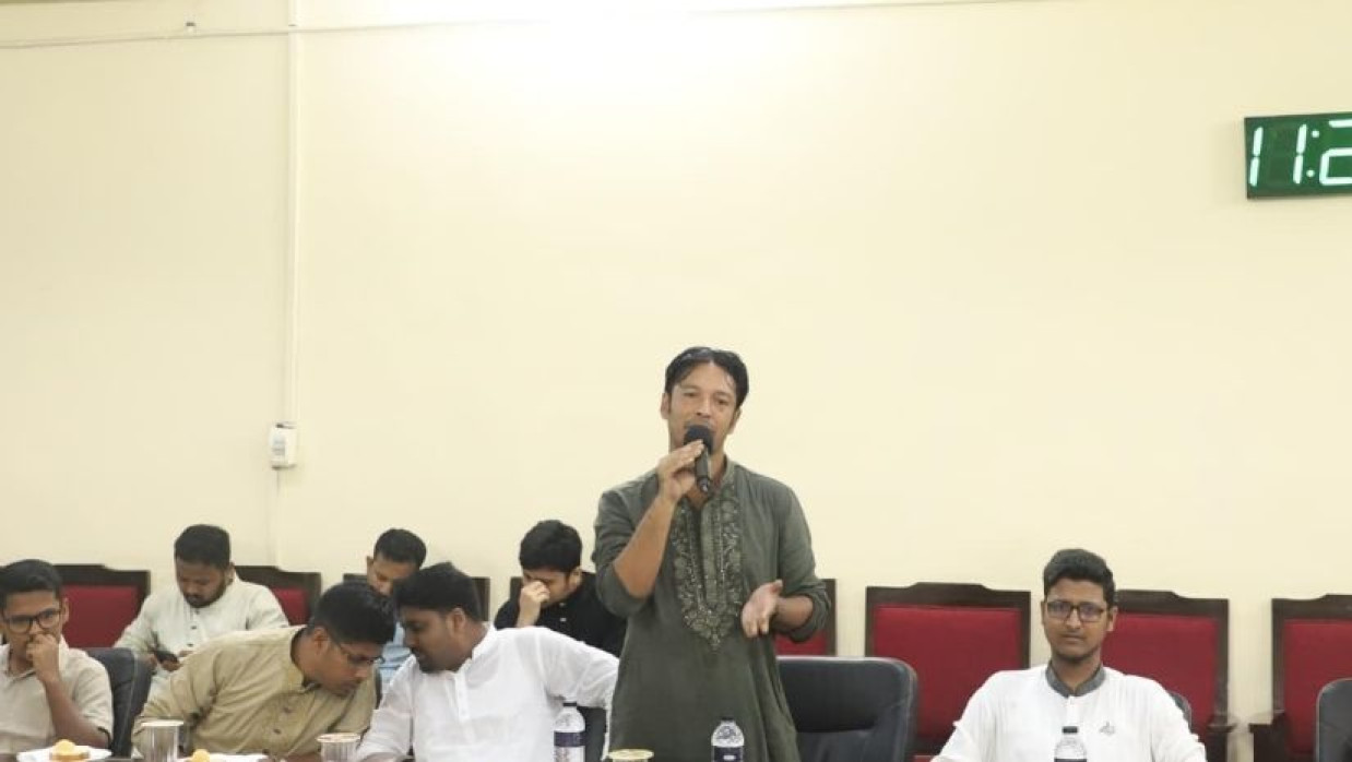 জবি প্রেসক্লাবের দায়িত্ব হস্তান্তর অনুষ্ঠানে বক্তব্য দিচ্ছে শাখা ছাত্রদলের আহ্বায়ক মেহেদী হাসান হিমেল