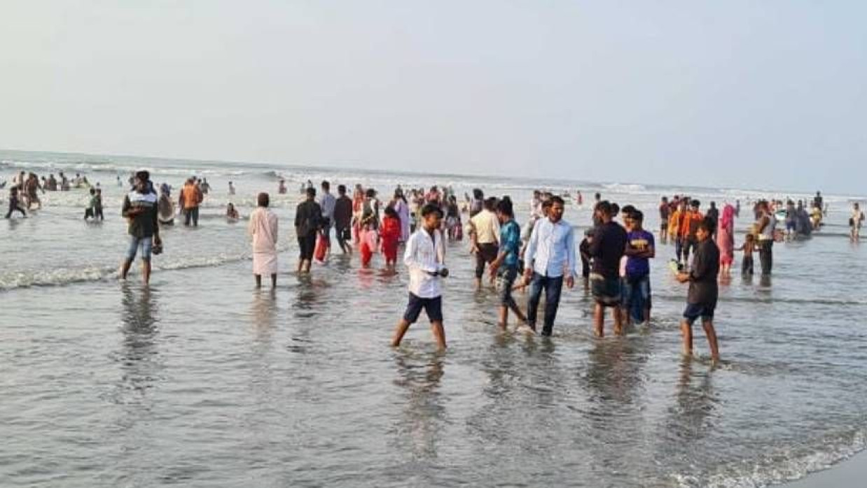 কক্সবাজার সমুদ্র সৈকতে পর্যটকদের ভিড়