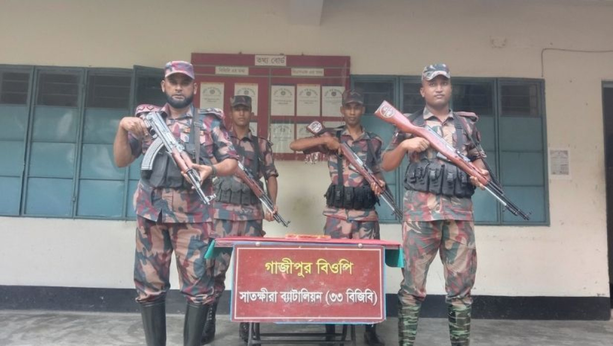 মদসহ প্রায় সাড়ে ৭ লাখ টাকা মূল্যের ভারতীয় পণ্য জব্দ বিজিবির