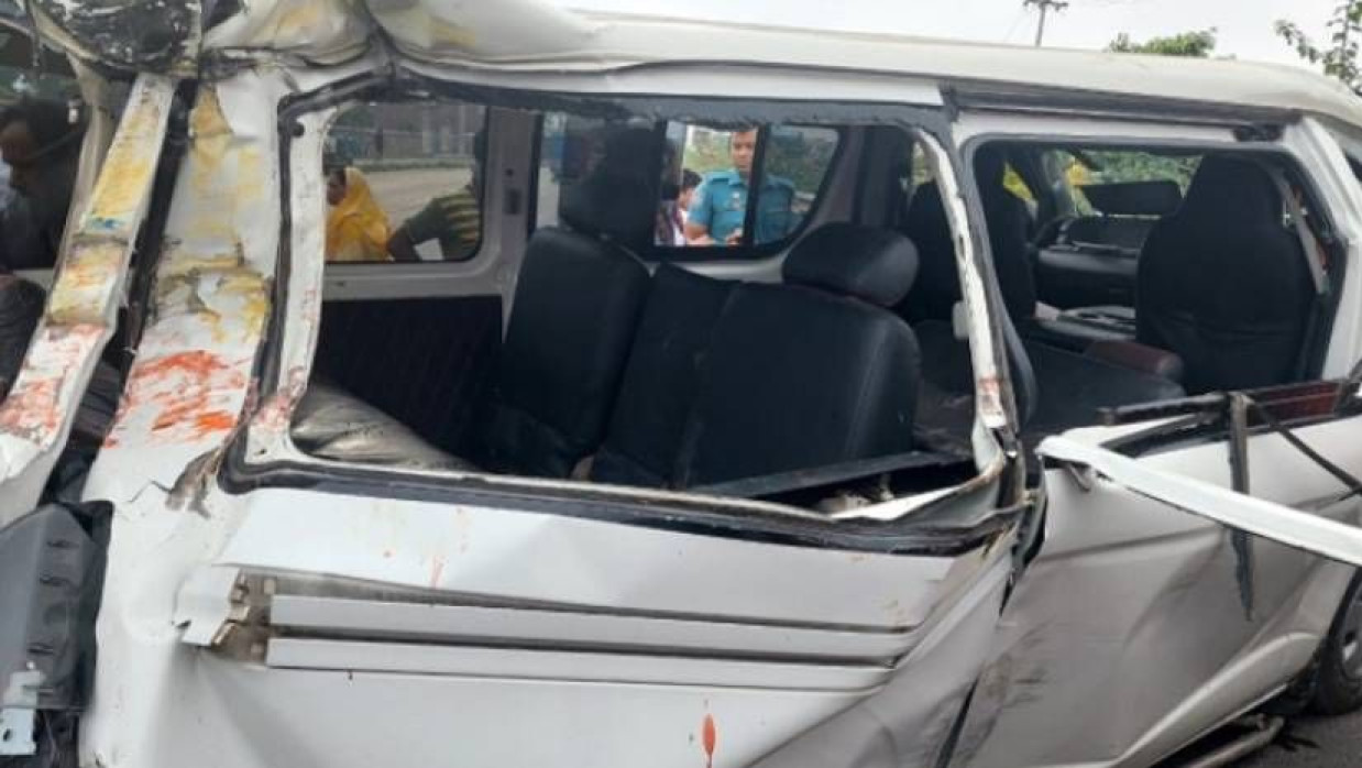 দুর্ঘটনায় দুমড়েমুচড়ে যাওয়া মাইক্রোবাস