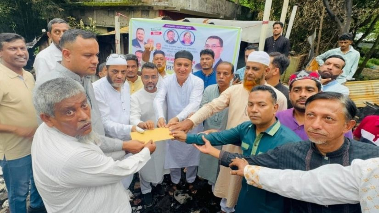 ক্ষতিগ্রস্ত পরিবারের মাঝে আর্থিক সহায়তা প্রদান করা হয়।