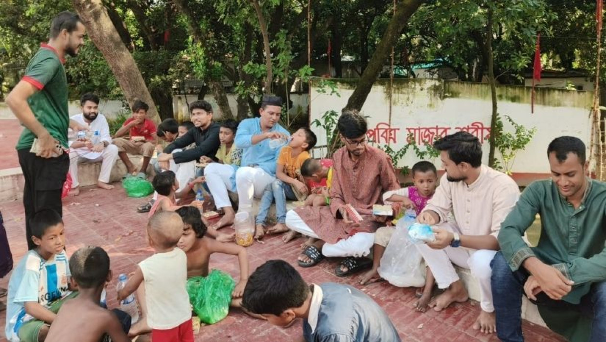 পথশিশুদের মাঝে খাবার বিতরণ করছেন ছাত্রদল মো. তরিকুল ইসলাম তারিক