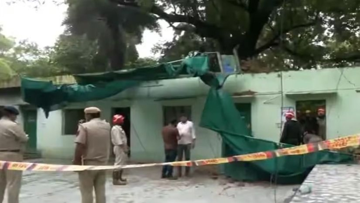 গম্বুজের একাংশ ধসে পড়ে