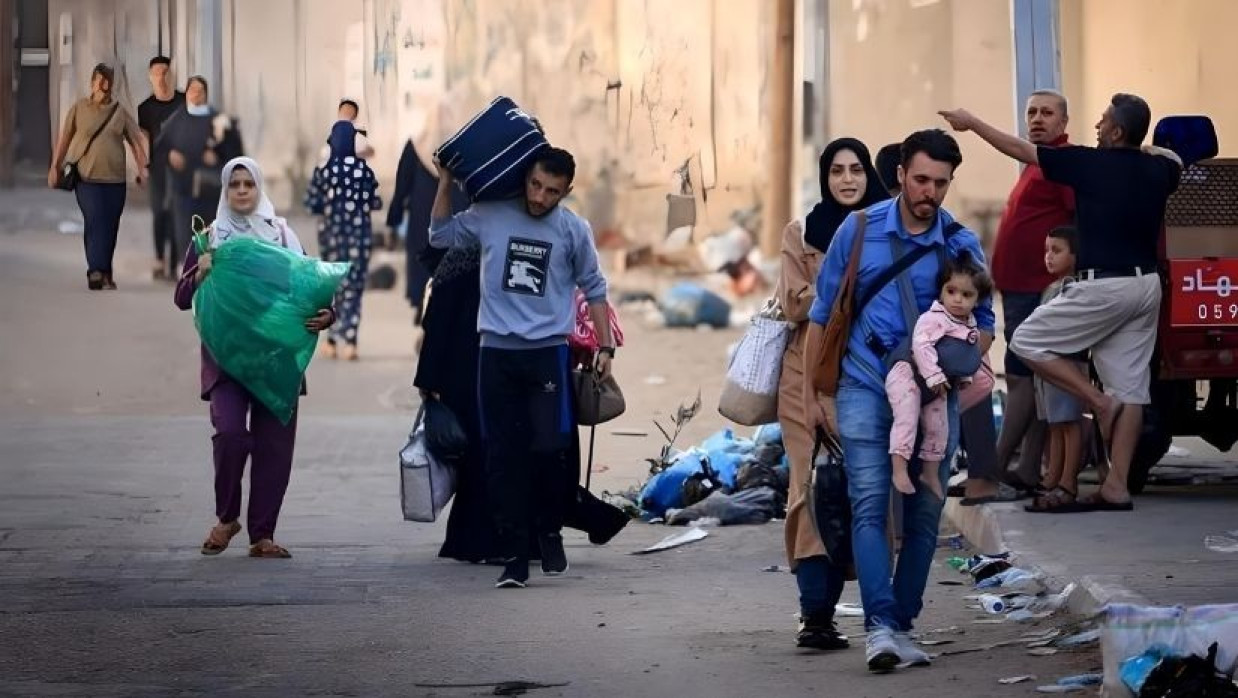 ইসরাইলি বোমা হামলায় আশ্রয়হীন গাজাবাসী