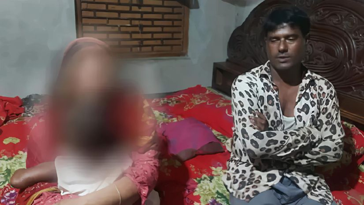 রিফাইতপুর গ্রামে এক নারীর সঙ্গে অবস্থানকালে স্থানীয়দের হাতে আটক