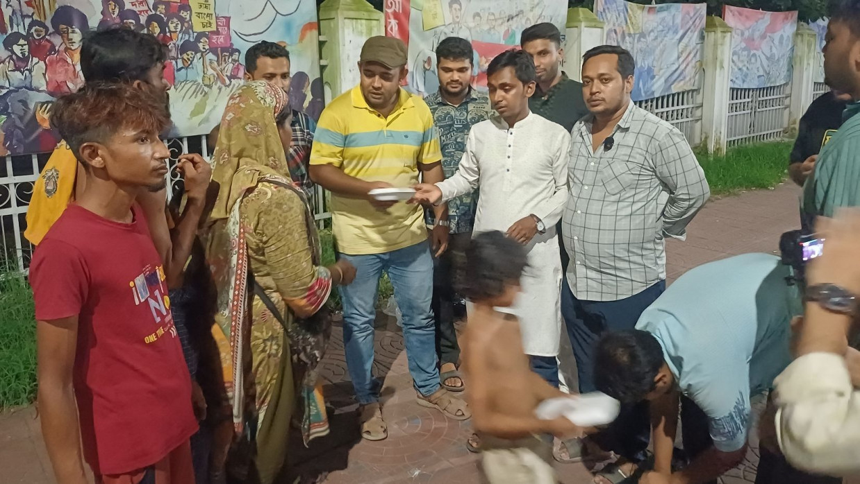 ঢাবি এলাাকায় ছাত্রদলের খাবার বিতরণ