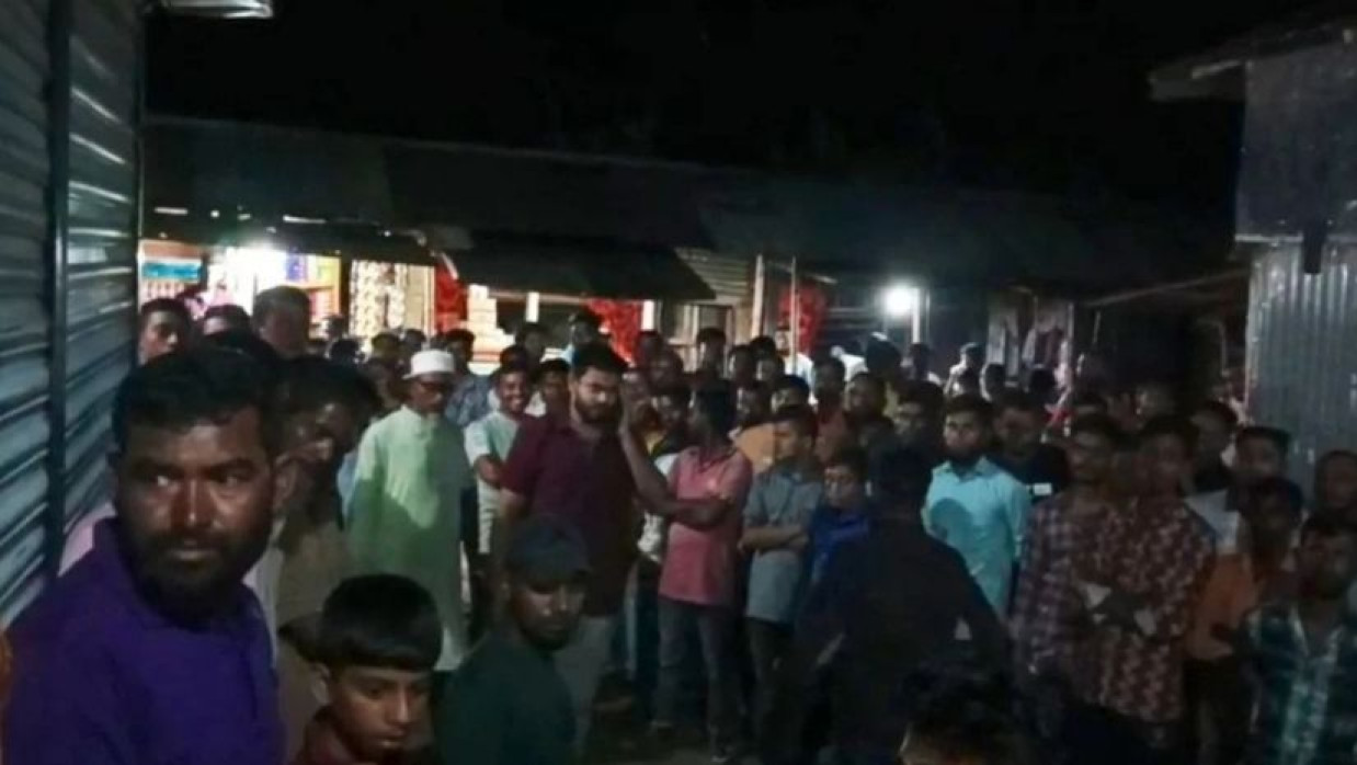 স্থানীয় বাজারে উপস্থিত জনতা