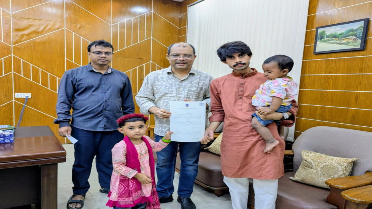 সন্তানদের সঙ্গে নিয়ে মনোনয়ন ফরম নিলেন ঢাবির ব্যবস্থাপনা বিভাগের শিক্ষার্থী সাইফুল্লাহ
