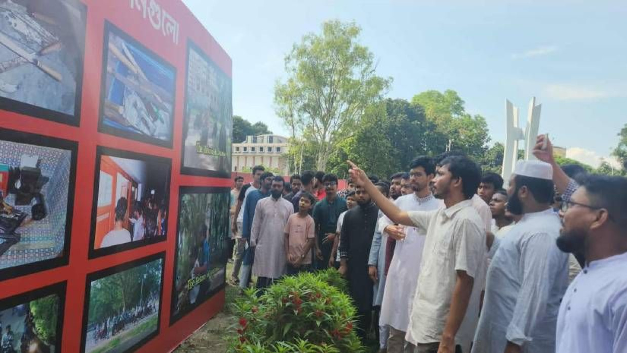প্রদর্শনীটির উদ্বোধন করেন ছাত্রশিবিরের কেন্দ্রীয় সংসদের অফিস সম্পাদক ও ঢাবি শিবিরের সাবেক সভাপতি সিবগাতুল্লাহ