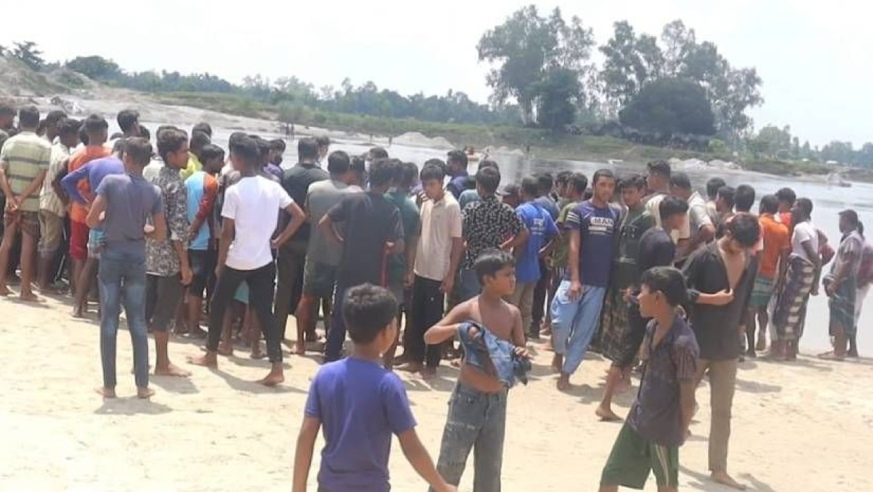 মরদেহ স্থানীয় লোকজনের ভিড়