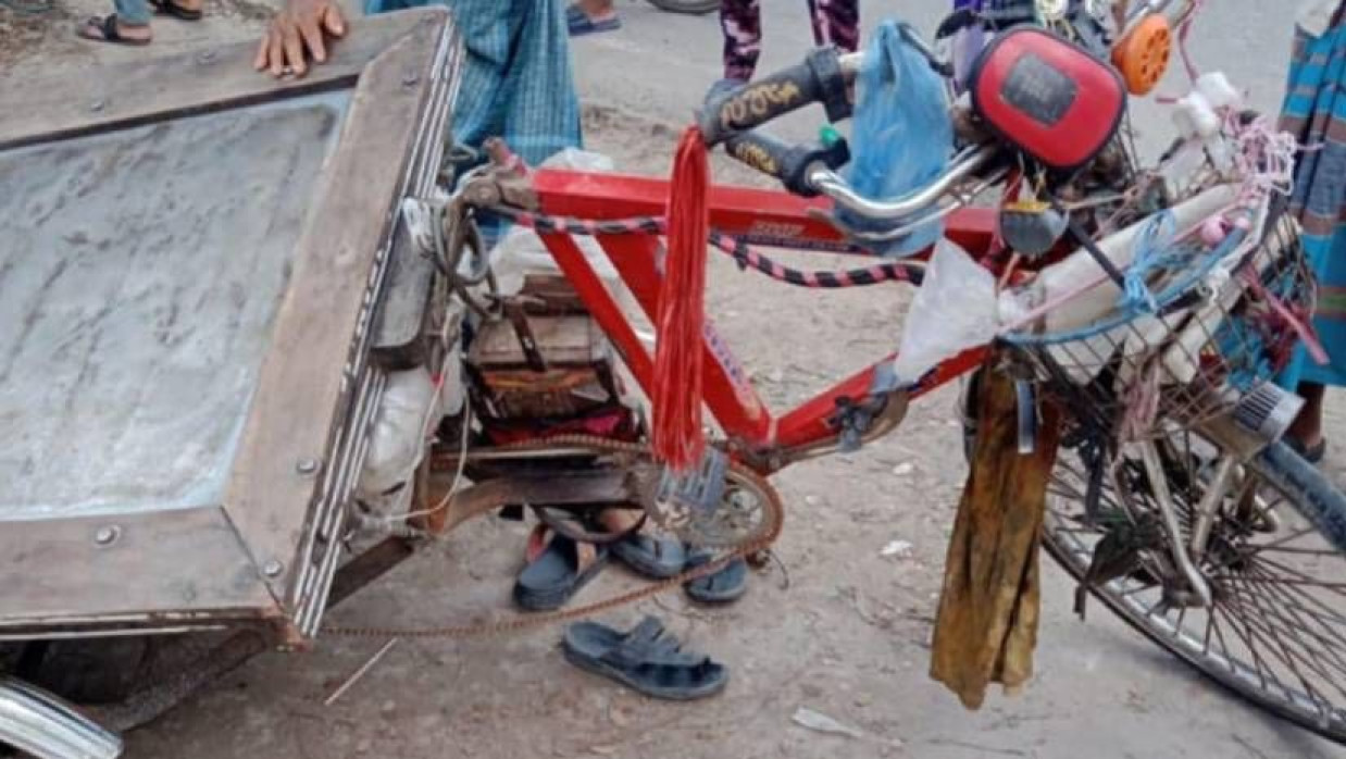 বাসের ধাক্কায় দুমড়ে-মুচড়ে যাওয়া ভ্যান