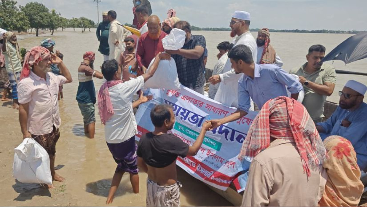 ক্ষতিগ্রস্ত পরিবারকে খাদ্যসামগ্রী দিয়ে সহায়তা 