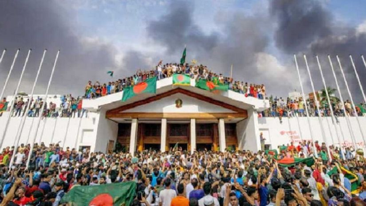 সরকার পতনের পর ছাত্র-জনতার উল্লাস