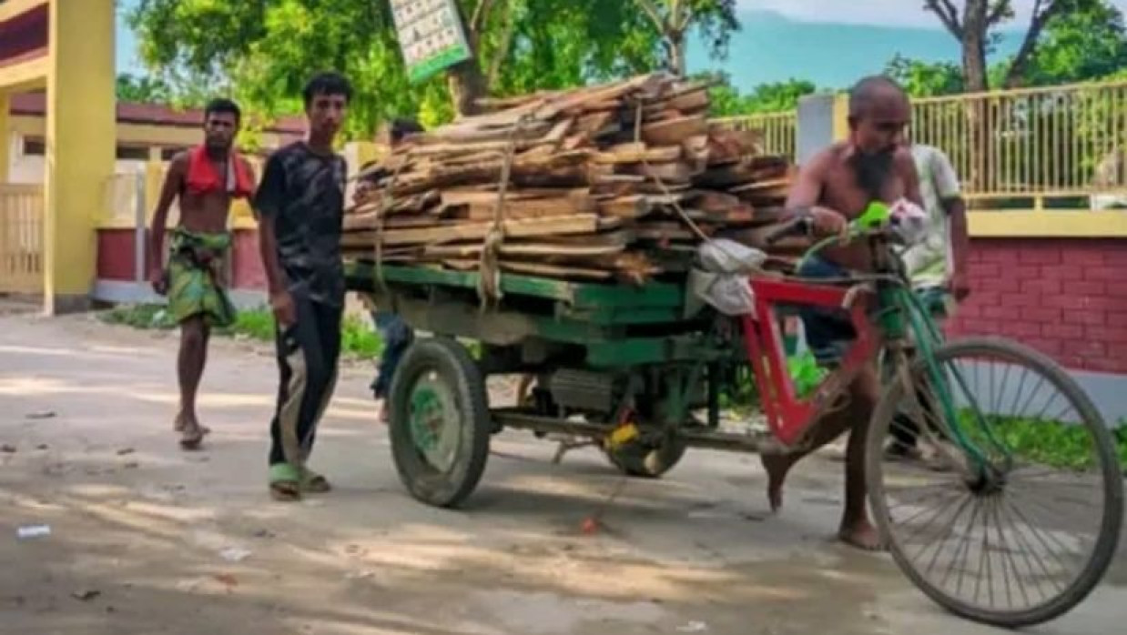 ভ্যান উল্টে প্রাণ গেল দাদা-নাতির 