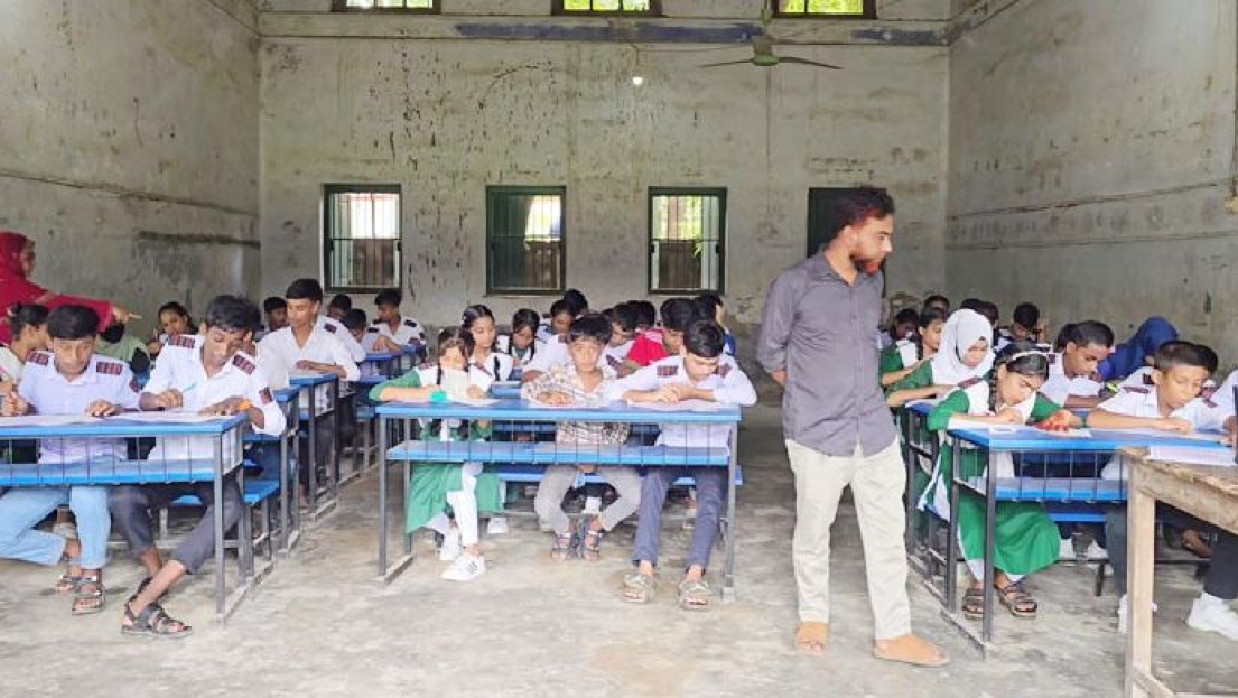 বিশেষ বৃত্তি পরীক্ষায় অংশগ্রহণকারী শিক্ষার্থীদের একাংশ