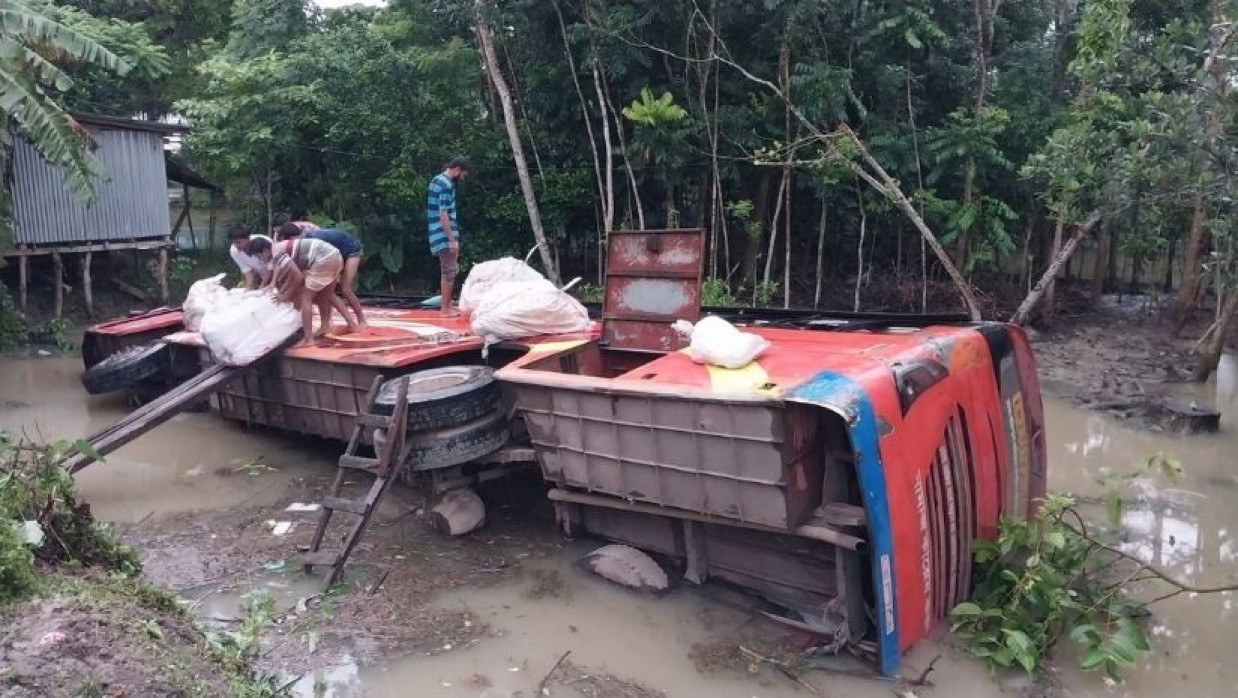 বাউফল-ঢাকা মহাসড়কে সড়ক দুর্ঘটনা