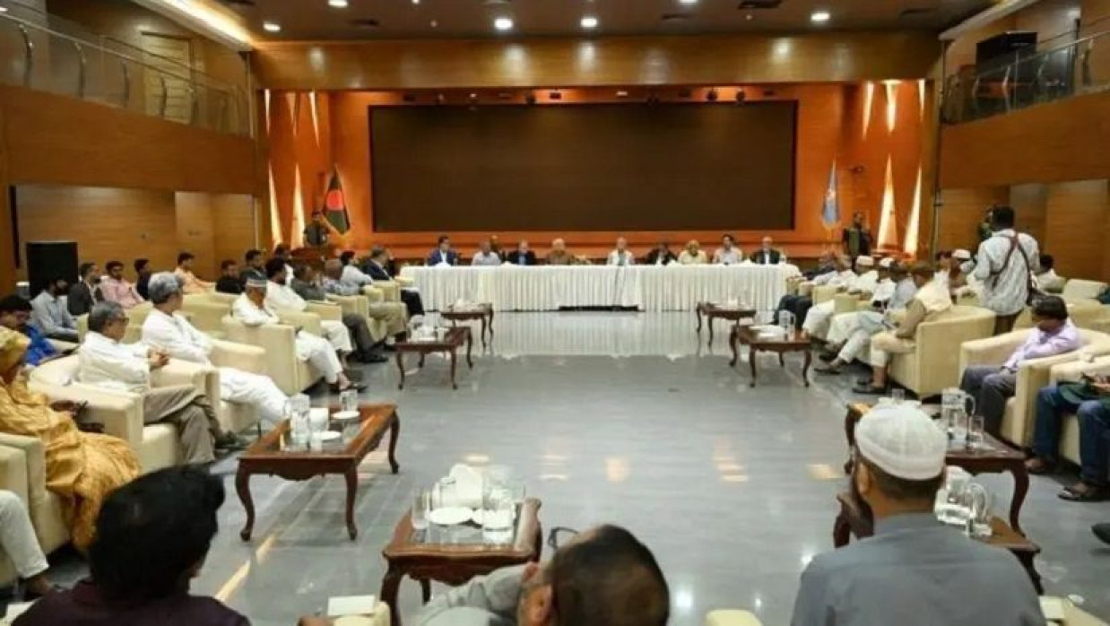 প্রধান উপদেষ্টার নেতৃত্বে ঐকমত্য কমিশনের বৈঠকে রাজনৈতিক দলের নেতারা