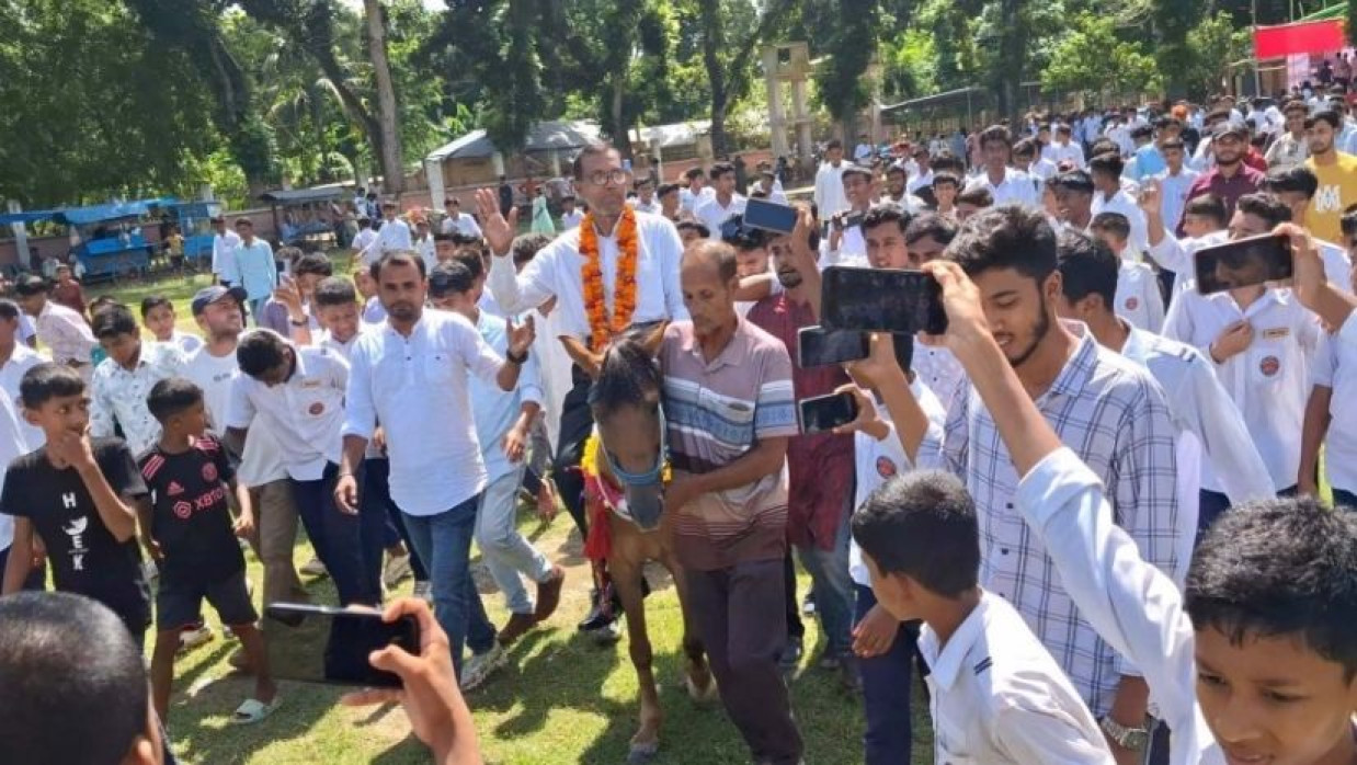 ঘোড়ায় চড়িয়ে প্রধান শিক্ষককে বিদায় সংবর্ধনা