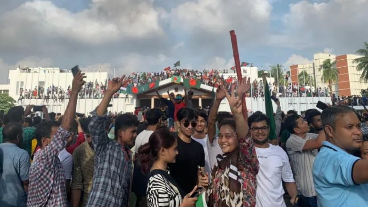 হাসিনা সরকার পতনের দিনের চিত্র