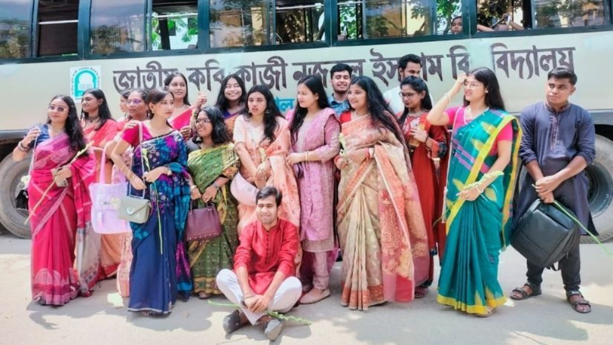 উৎসাহ-উদ্দীপনায় নবীন শিক্ষার্থীরা