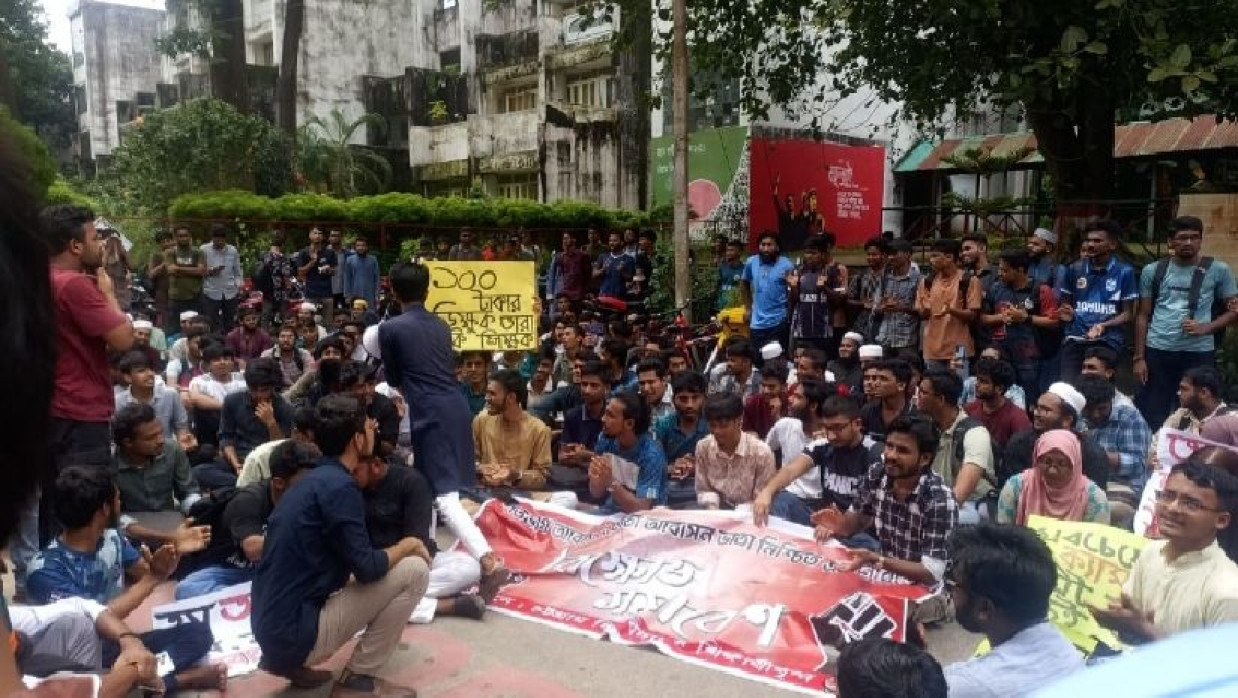 আন্দোলনে চবি শিক্ষার্থীরা