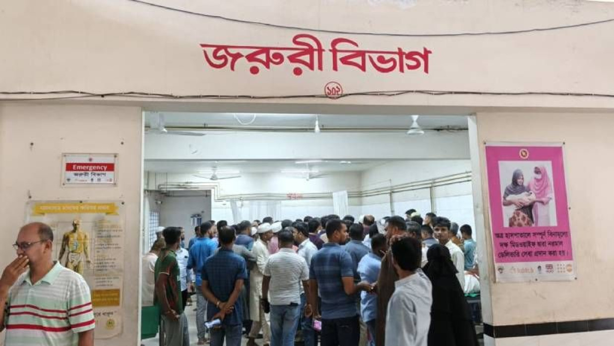 উপজেলা স্বাস্থ্য কমপ্লেক্সে বিএনপি নেতাকর্মীদের ভিড়