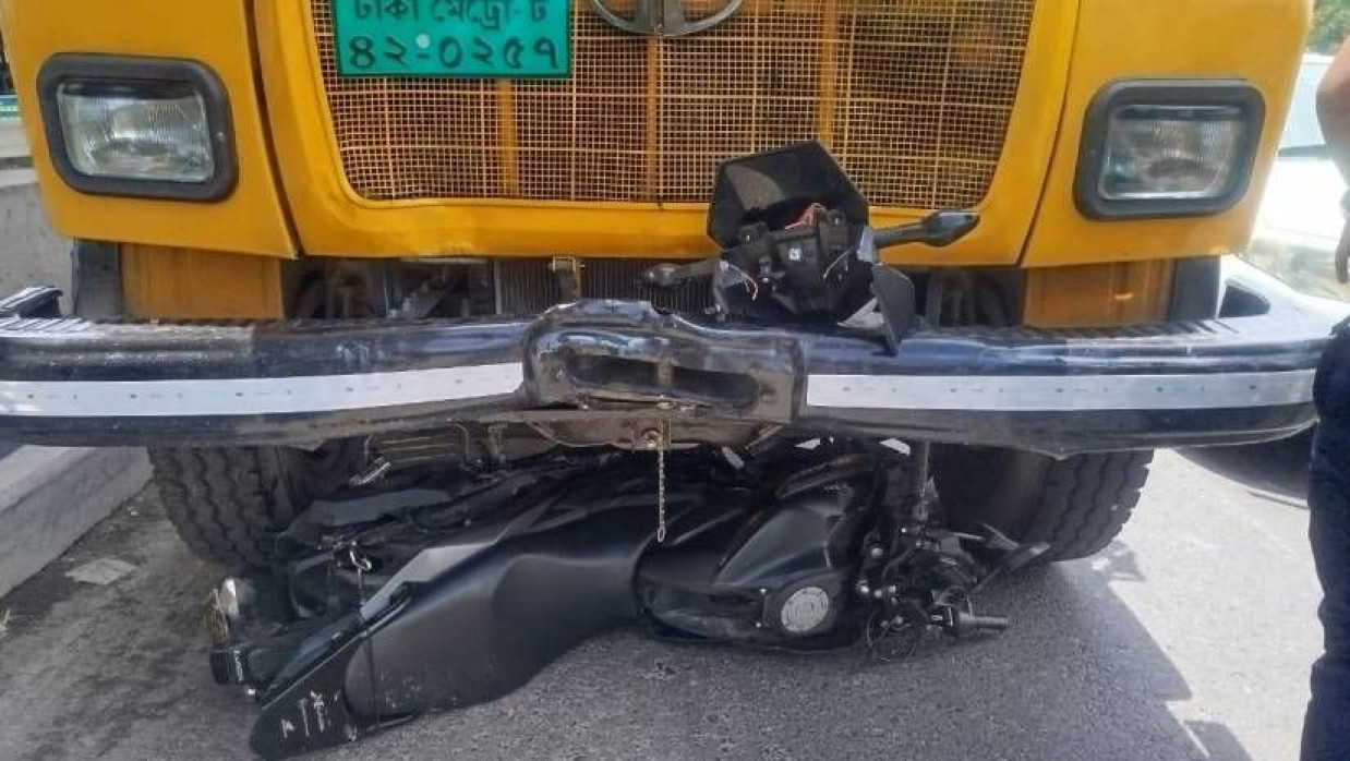 মোটরসাইকেলকে চাপা দেয় এই ট্রাকটি