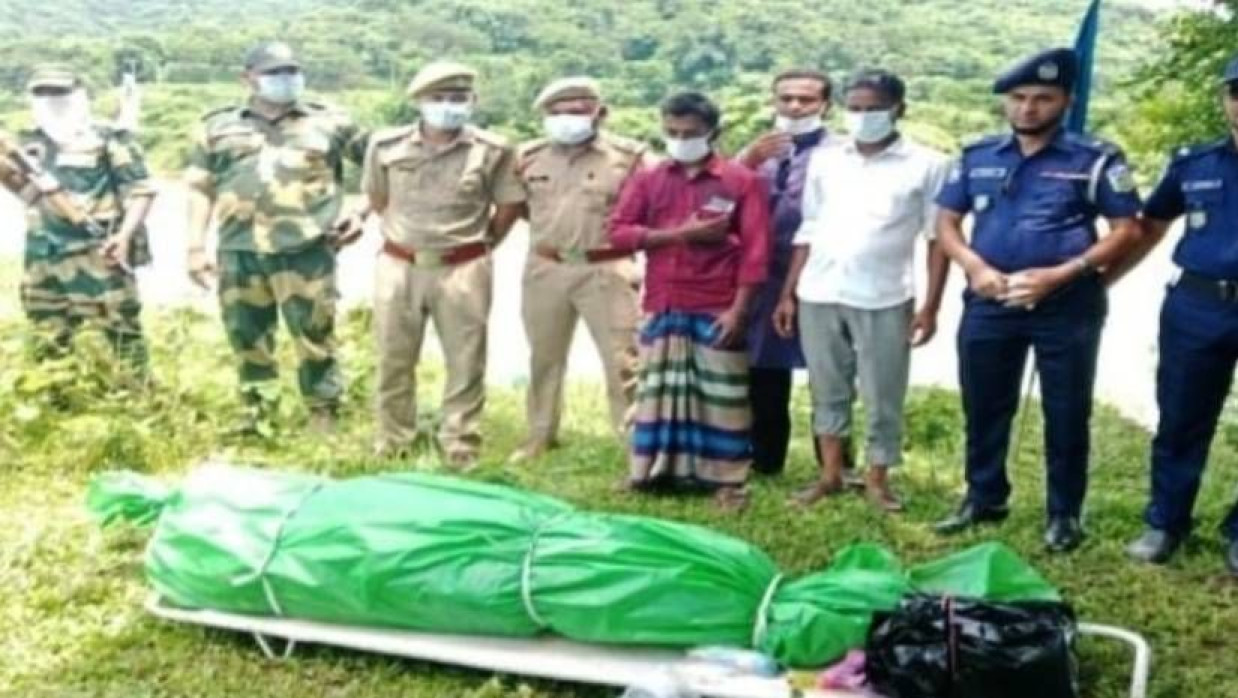 পতাকা বৈঠকের পর আকরাম হোসেনের মরদেহ বিজিবিরকাছে হস্তান্তর করে  বিএসএফ