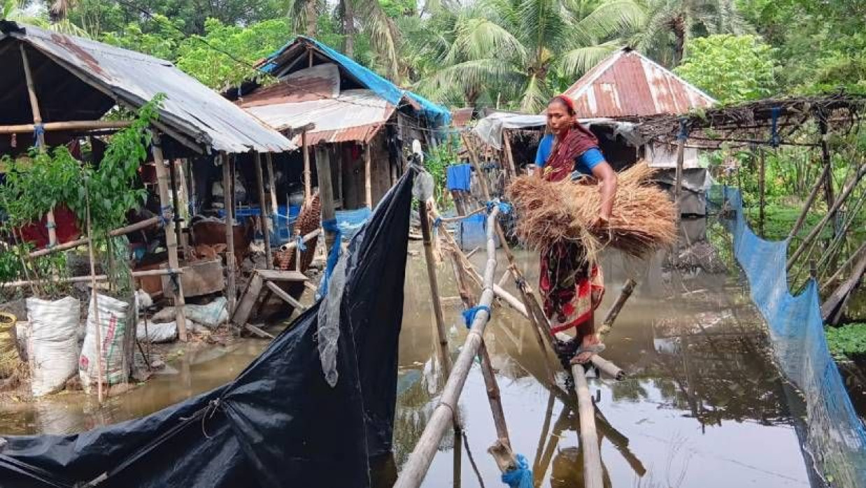 বর্ষা এলেই পানিবন্দী হয়ে পড়েন ভবদহের এলাকার বাসিন্দারা