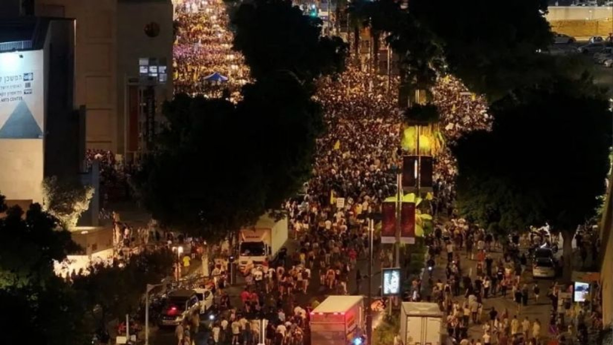 বিক্ষোভে অংশ নেয় হাজার হাজার ইসরাইলি নাগরিক